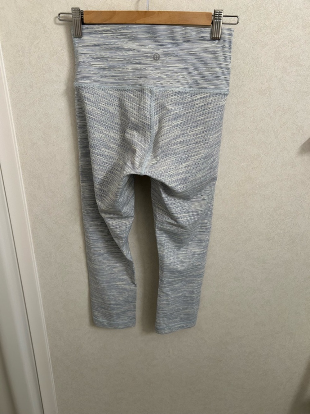 Lululemon Wunder Under Crop (High-Rise) size 6 - Picture 7 of 7